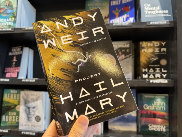 刊行から4年以上経過した2025年10月の米国ロサンゼルス国際空港の書店でも、ベストセラーの棚に陳列されていた(写真:日経クロステック)