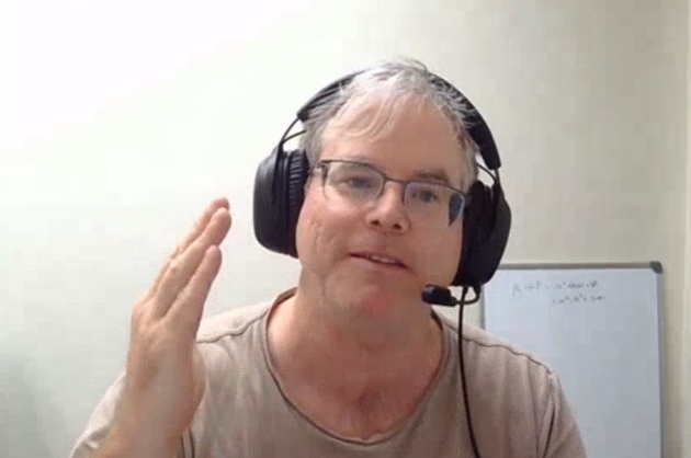 『火星の人』では「理想化した自分」、『アルテミス』では「未熟な自分」をモデルにしていた(写真:オンライン取材画面を日経クロステックがキャプチャー)