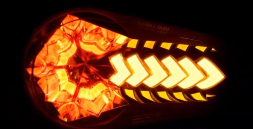 図1　フレキシブル基板の有機EL照明パネルを用いたテールランプの試作品