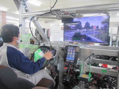 運転席を模したフレームにさまざま制御機器やシステムを組み込んだシミュレーター「IVX-D」