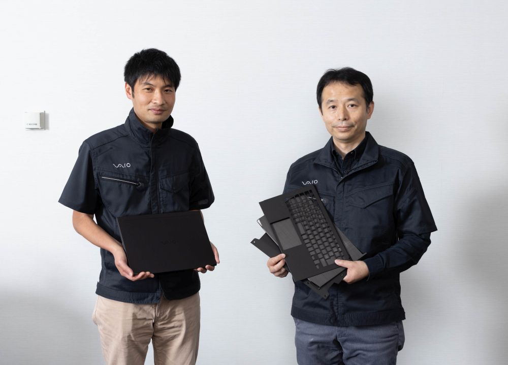 「VAIO Z」でメカ設計を担当したVAIOテクノロジーセンターメカ設計部テクニカルアーキテクトの浅輪 勉氏（右）と、製造技術を担当した同社製造・EMS本部 技術＆製造部技術課の清水慎也氏（左）