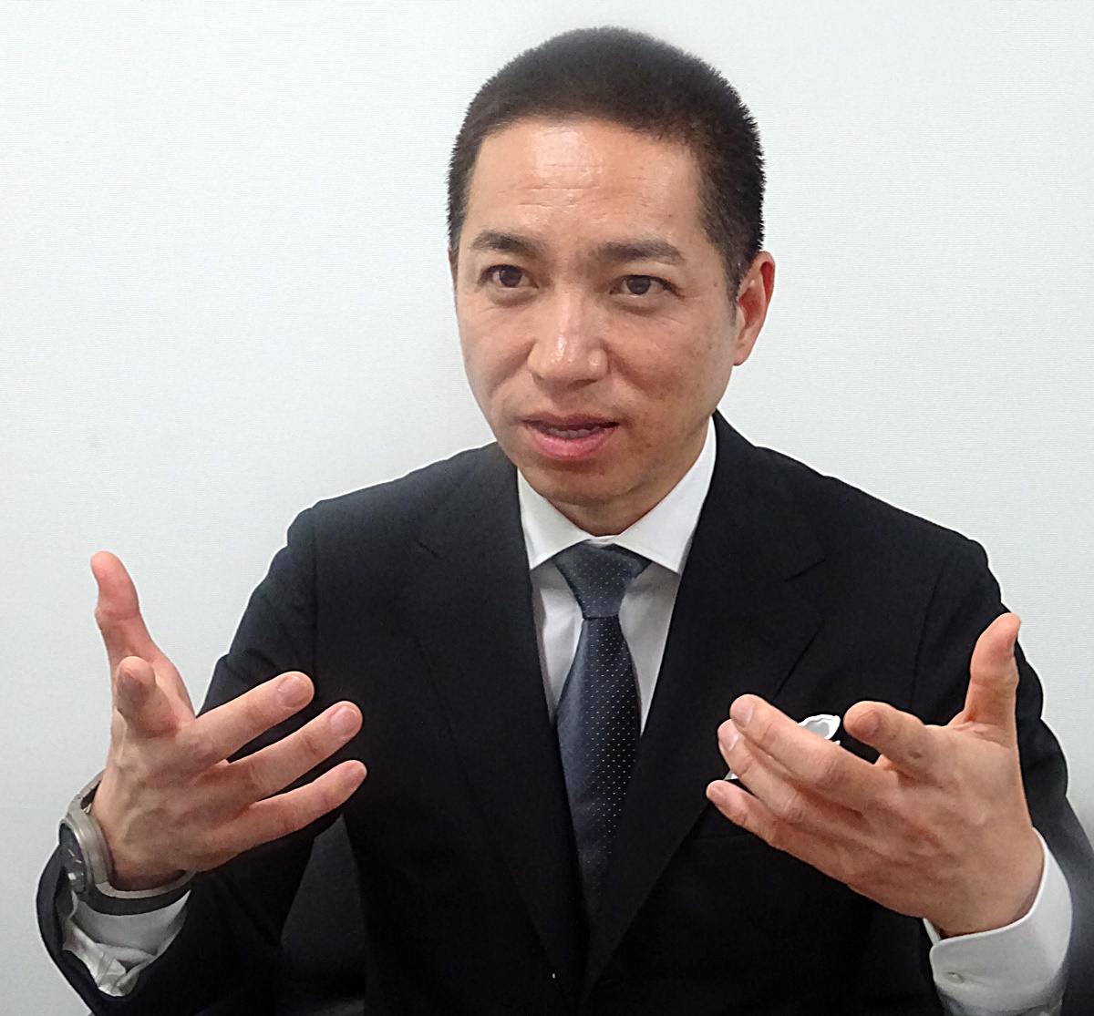 インタビューに答えるJDI常務執行役員の伊藤嘉明氏