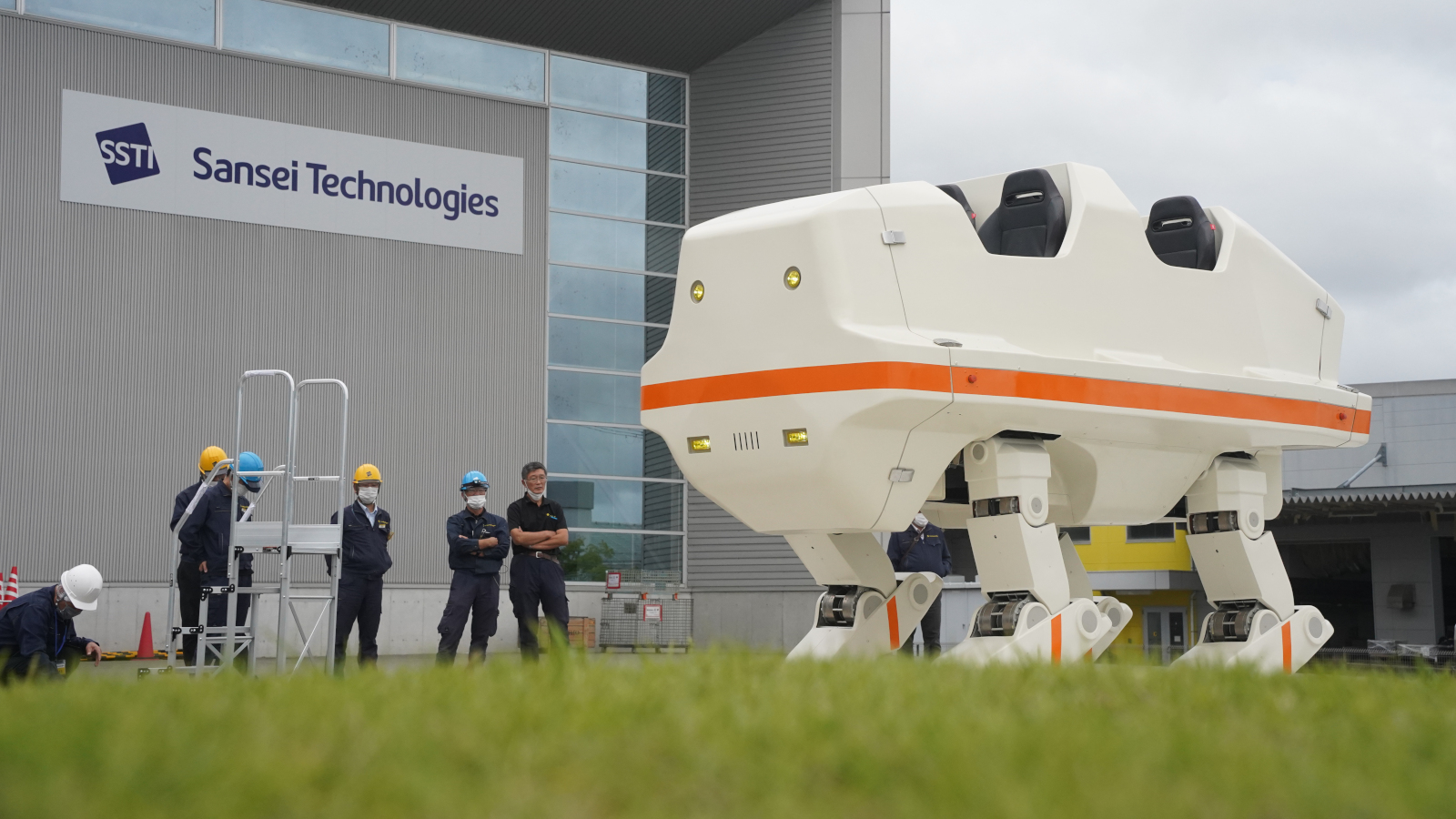 組み立て後1週間で歩いた巨大4足ロボ、背後には柔軟な制御ソフト