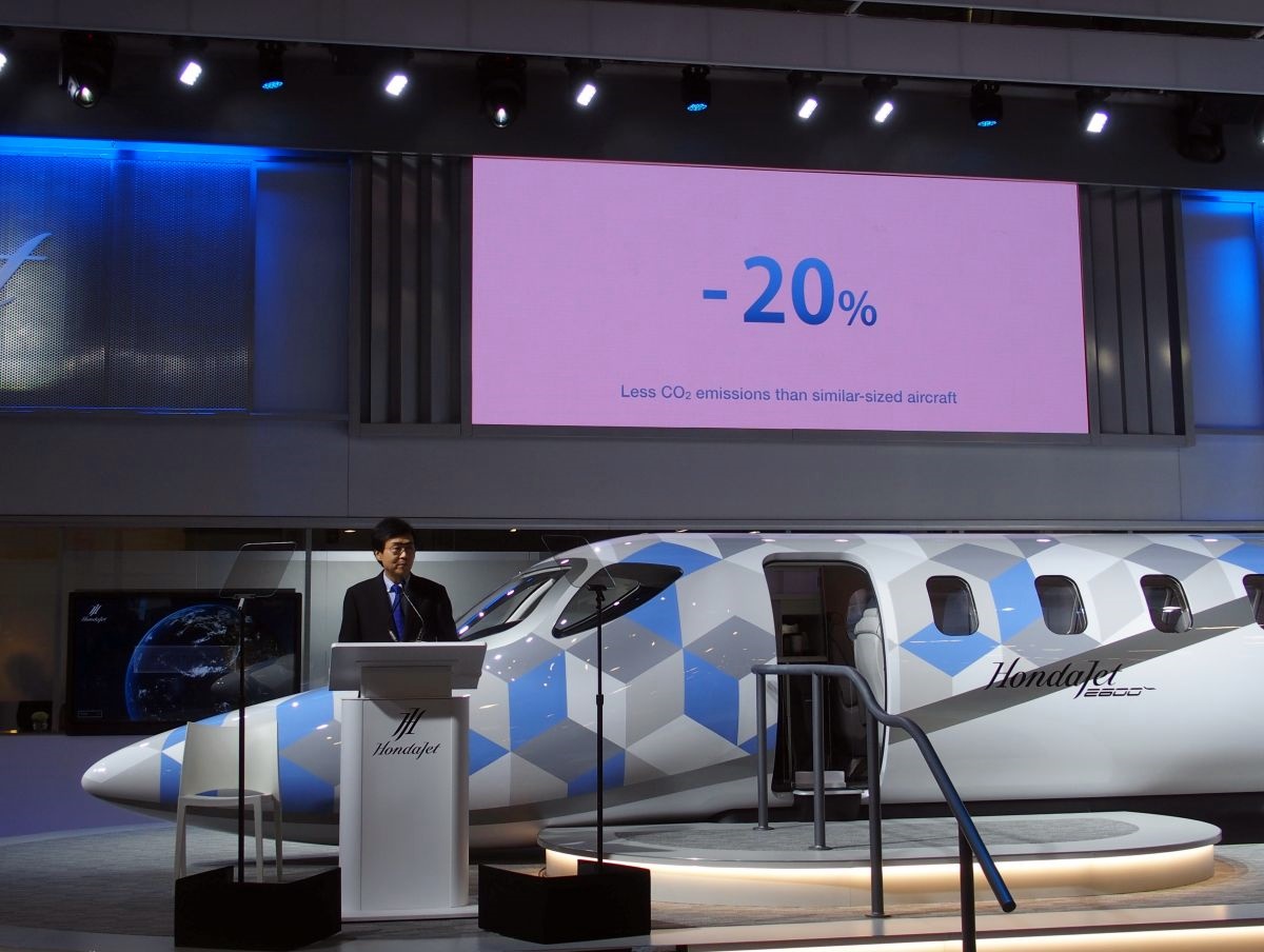 燃費の比較　2600では、一般的なライトジェット機に比べて20％、中型ジェット機に比べて40％以上の燃費向上を図る（撮影：日経クロステック）