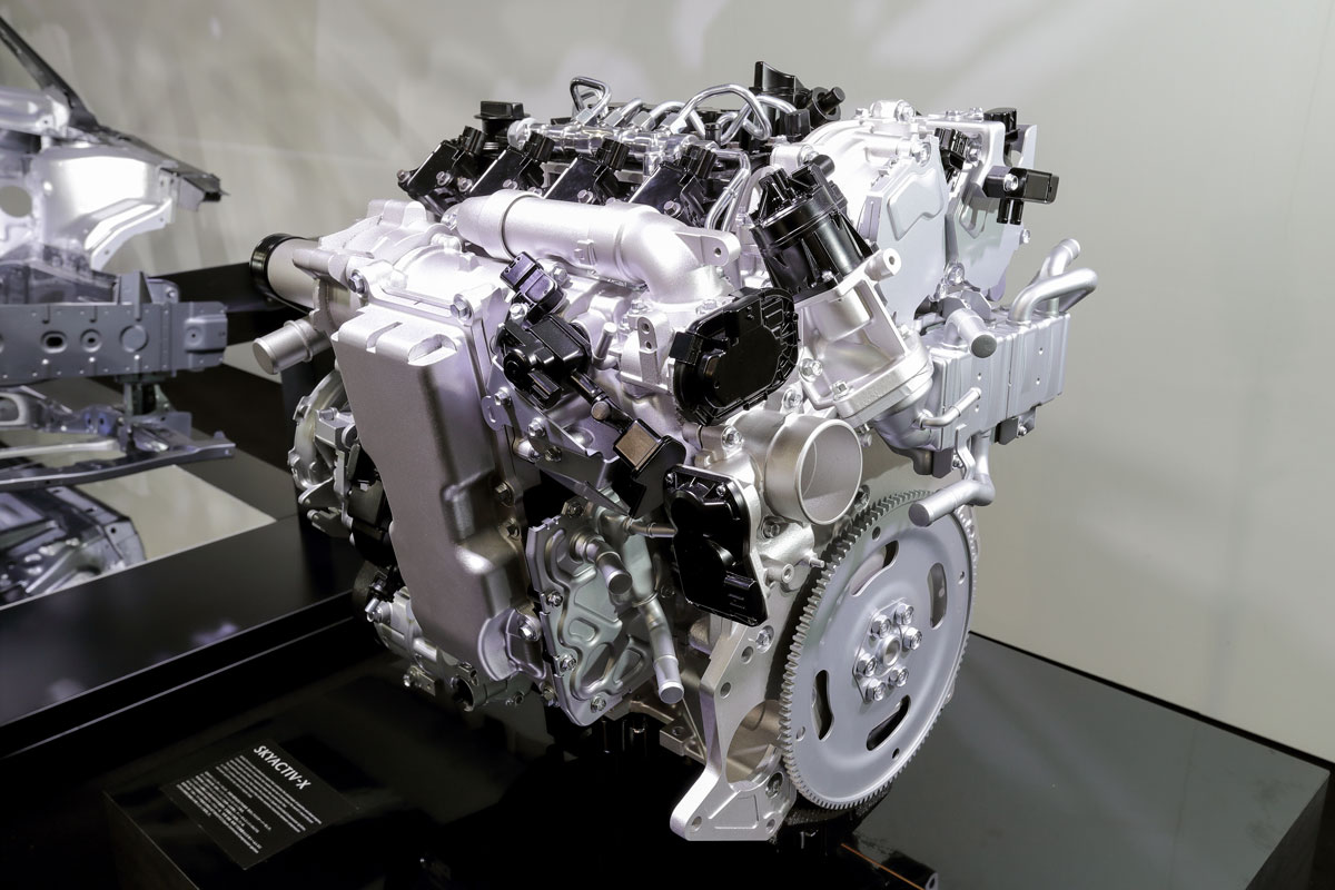 次世代ガソリンエンジン「スカイアクティブX」の試作機。排気量は2.0L。空燃比で30を超える超希薄燃焼を実現する。簡易ハイブリッドで、BSG（ベルト式スターター兼発電機）を搭載する。BSGの電源電圧は数十Vになる見込み。（出所：マツダ）