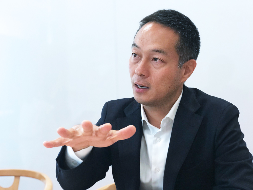 楽天のコマースカンパニー ロジスティクス事業ヴァイスプレジテントの小森紀昭執行役員。1995年住友商事入社、2011年同社子会社の爽快ドラッグ社長就任。楽天による買収にともない、2017年に楽天に入社。2017年7月にケンコーコムと爽快ドラッグの2社が合併し直販事業を手がけるRakuten Direct社長就任（現任）