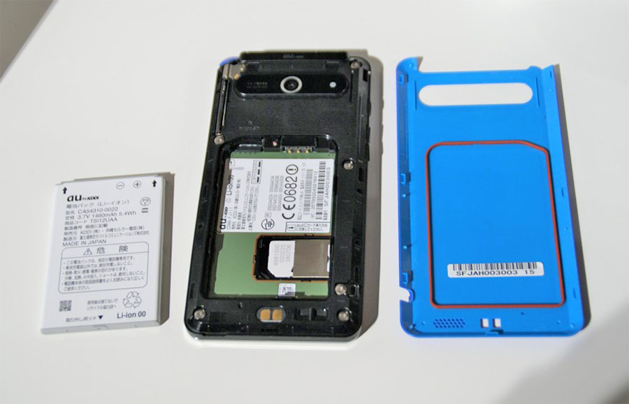 2011年にauが発売した「ARROWS Z ISW11F」の裏蓋を外したところ。以前はiPhone以外のスマートフォンであれば、ユーザーがバッテリーを着脱できるものが一般的だった。写真は2011年9月26日のau新商品・新サービス発表会より（筆者撮影）