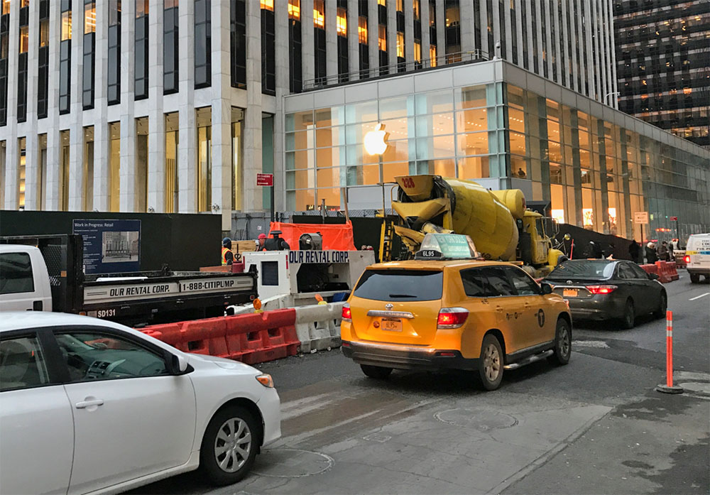 米ニューヨーク5番街にあるアップルストア「Apple Fifth Avenue」。クリスタルキューブの特徴的な外観を持つ。現在は改装中で、隣に仮店舗を設置して営業している