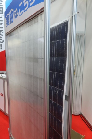 図3 ホットナイフ分離法で分離したバックシートとセルシートの様子