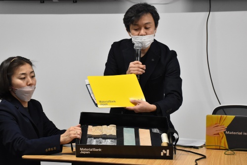 中央の人物は、Material Bank Japanを運営するDesignFuture Japan（東京・渋谷）の中沢剛CEO（最高経営責任者）。デザイナーが注文したサンプルは、中沢CEOの前にある箱に収められて届く（写真：日経クロステック）