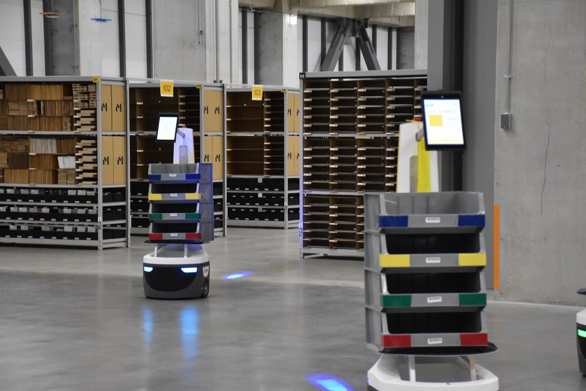 自律型ロボットは障害物を避けながら、建材サンプルが保管してある倉庫に向かう（写真：日経クロステック）