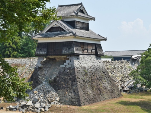 熊本城の区画の一つ「西出丸」の熊本地震による被災状況。2003年に復元した建築物は倒壊を免れたが、その下の石垣は崩落した。16年8月に撮影（写真：日経クロステック）
