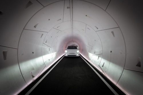 図3　車1台しか通れない狭いトンネル