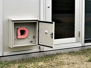 冬の北八王子に見かけた”猫の扉”の正体