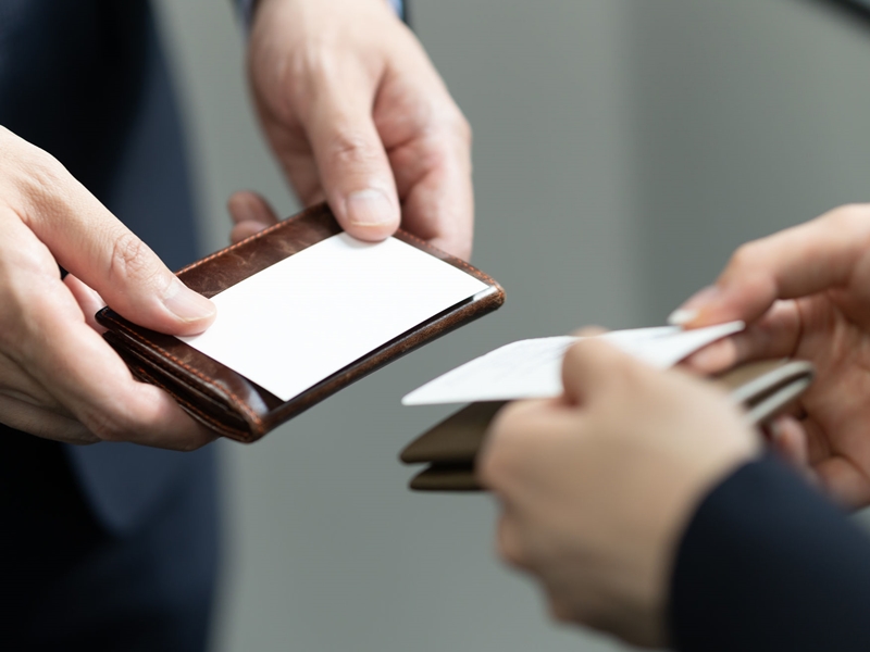 令和も続くIT現場の所属企業隠し、「名刺を切らしておりまして…」は法に触れるか