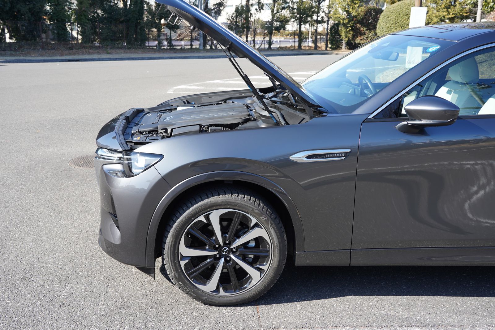 CX-60は直列6気筒ディーゼルエンジンを縦置きするFR（前部エンジン・後輪駆動）レイアウトを採用する。そのため、FF（前部エンジン・前輪駆動）車と比べて前後の質量配分を最適化しやすい（写真：日経Automotive）