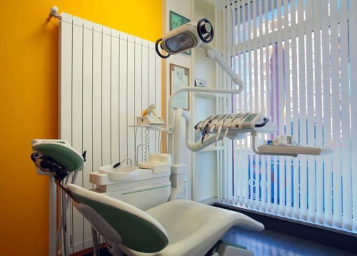 日本の歯科診療所はコンビニより1万施設以上も多い