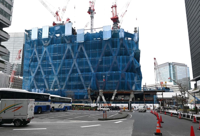 JR東京駅日本橋口から出て見上げた「Torch Tower」の建設現場。三菱地所などは2026年2月27日、低層部内部を報道陣に公開した(写真:日経クロステック)