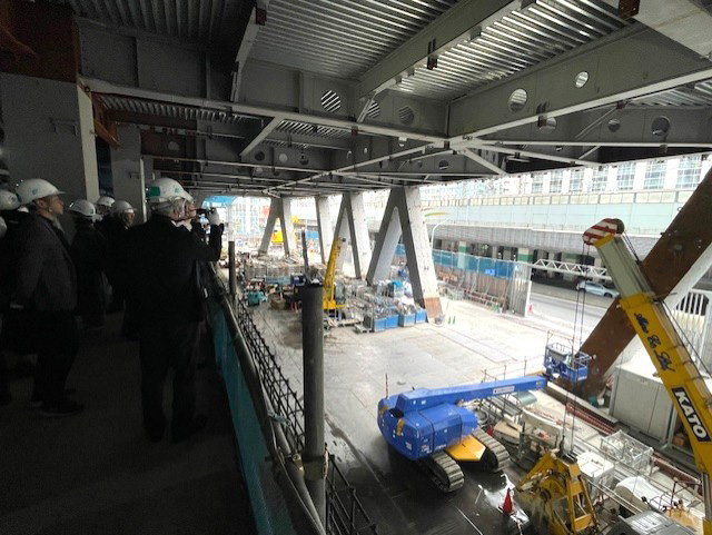 公開された低層部は完成後、商業エリアなどが入る。取材前はダイヤグリッド架構が眺望性を阻害するのではと懸念していたが、低層部は鉄道高架と近いこともあって適度な目隠しになるかもしれないと思った（写真：日経クロステック）