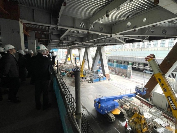 公開された低層部は完成後、商業エリアなどが入る。取材前はダイヤグリッド架構が眺望性を阻害するのではと懸念していたが、低層部は鉄道高架と近いこともあって適度な目隠しになるかもしれないと思った(写真:日経クロステック)