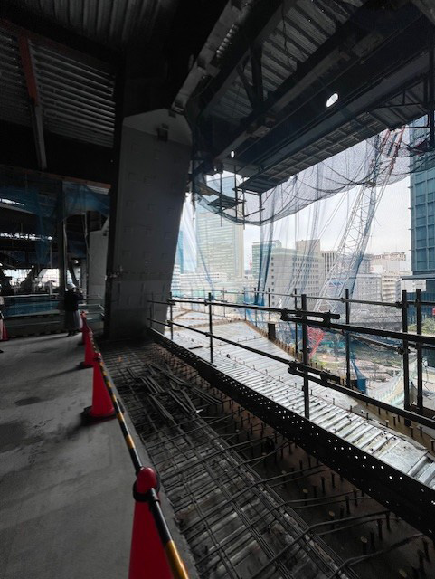 写真奥に見えるのが、立体歩路「空中散歩道」。ダイヤグリッド架構を挟んで室内から外側へ自然とつながっていく様子が分かる（写真：日経クロステック）