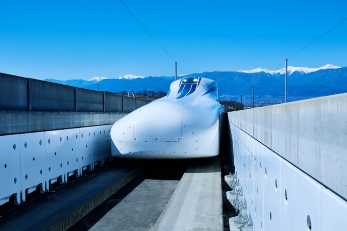 リニアはU字型の走行路「ガイドウエイ」を走る。左右の白い壁の中に浮上案内コイルと推進コイルがある(出所:JR東海)