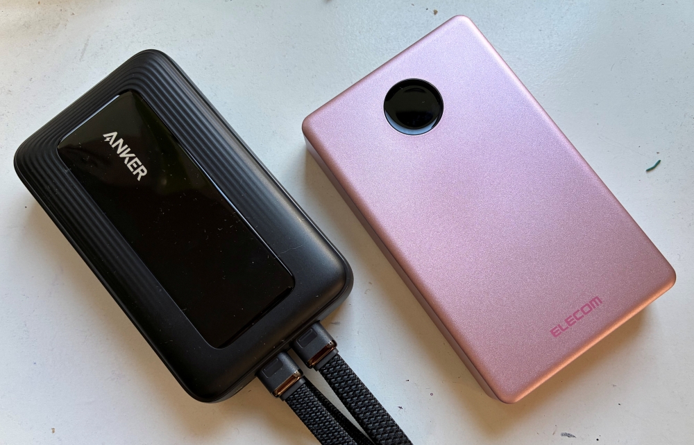 エレコムの半固体電池搭載モバイルバッテリー（右）とAnkerの同容量のモバイルバッテリー（左）。メーカーが違うので単純に比較できないが、半固体電池搭載のほうがやや大きい
