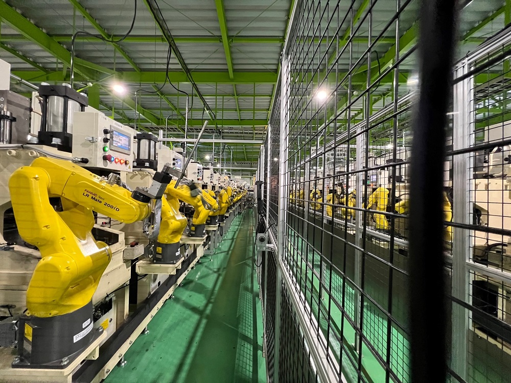 主力製品のラインを多関節ロボットにより自動化している