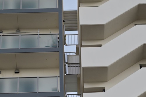 仙台市の「あすと長町第二市営住宅」では、最上階に当たる14階の渡り廊下が脱落した。写真下は渡り廊下がかかっているが、その1つ上の階には渡り廊下がない。2021年2月18日に撮影（写真：日経アーキテクチュア）