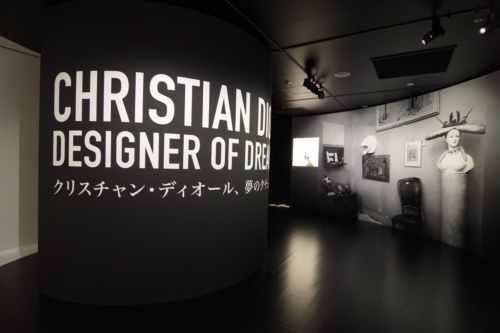 「クリスチャン・ディオール、夢のクチュリエ」展の導入部分「クリスチャン・ディオール、芸術からファッションへ」。創設者のクリスチャン・ディオールがメゾンを創業する前に経営していたギャラリーの写真が使われている（写真：日経クロステック）