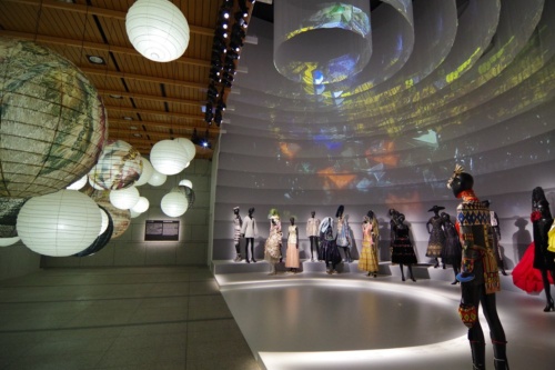 クリスチャン・ディオール、夢のクチュリエ展の展示「ディオールと世界」。左側のちょうちんは日本をイメージしたもの。右側に見えるドーム型の空間には、ドレスのパターンをプロジェクションマッピングしている（写真：日経クロステック）