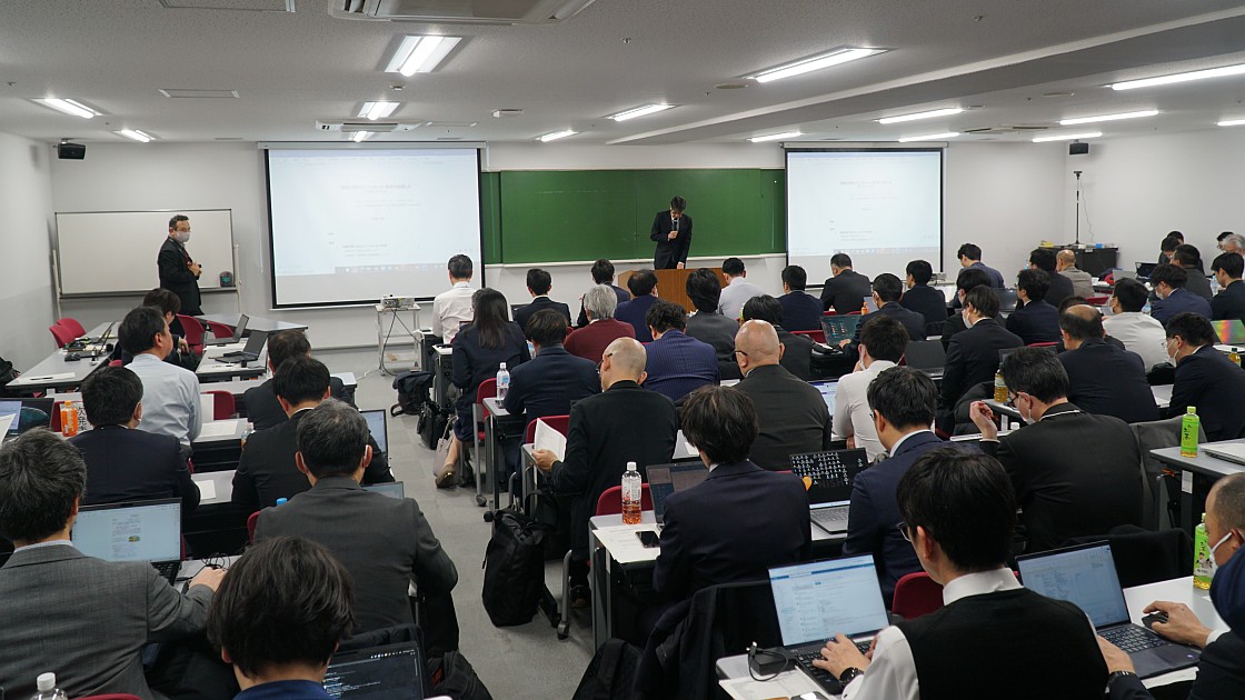 国土交通省が建設分野のフィジカルAI活用に向けて開催したピッチイベントの様子。会場は満席だった（写真：日経クロステック）