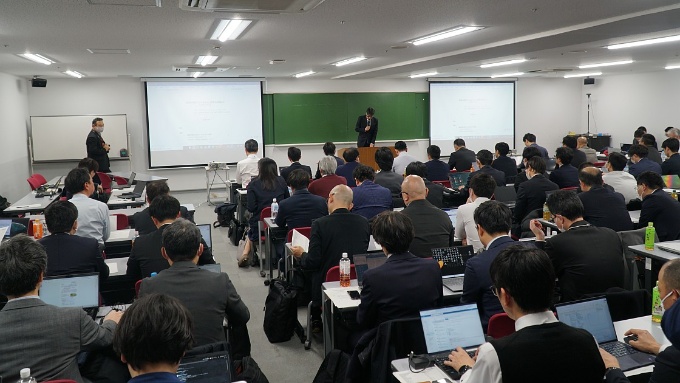 国土交通省が建設分野のフィジカルAI活用に向けて開催したピッチイベントの様子。会場は満席だった(写真:日経クロステック)