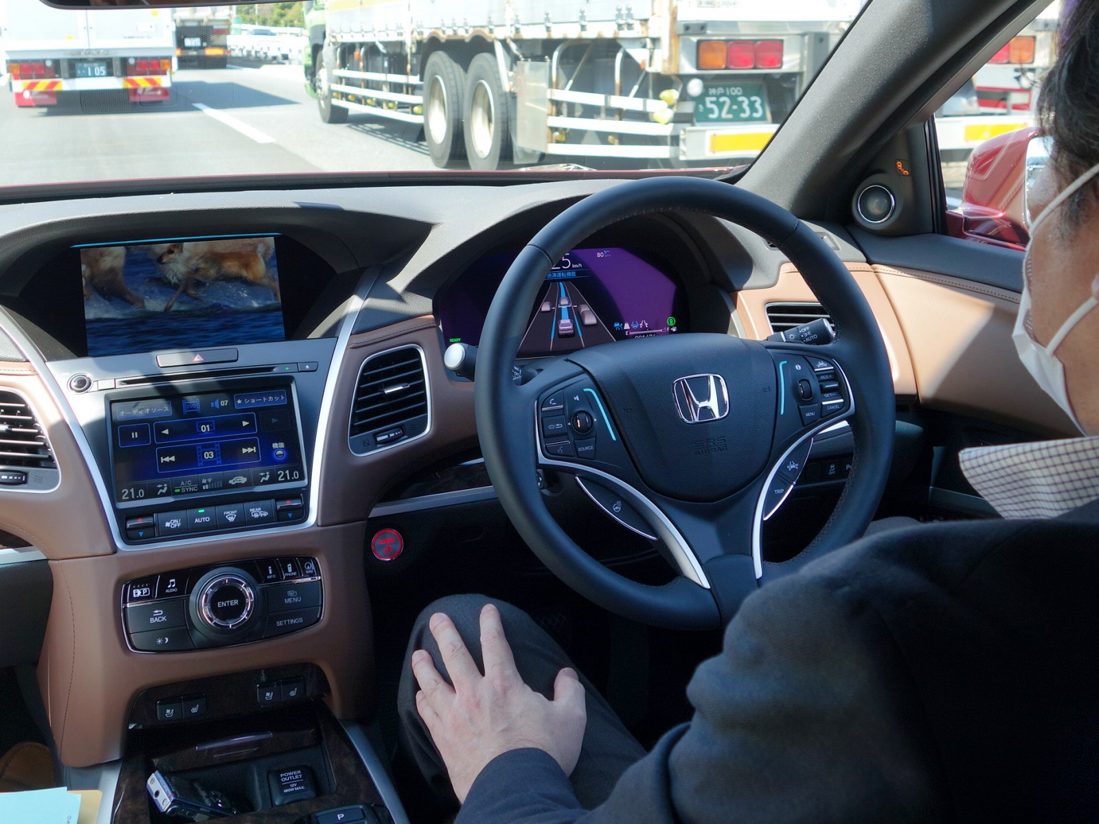 レベル3で運転中の新型レジェンド。日立アステモが中核のECUを提供（写真：日経クロステック）