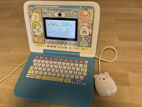 子供にプレゼントしたノートパソコン型玩具。インターネット接続はないが、パソコンの操作を楽しめるコンテンツは満載だ