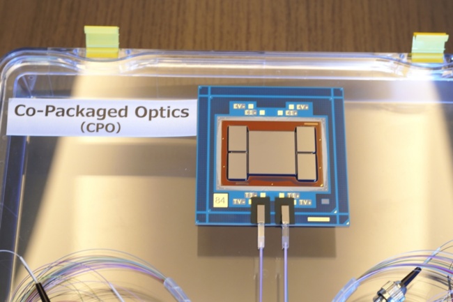 GPU同士を光で結ぶ技術が導入に向かう(写真:日経クロステック)