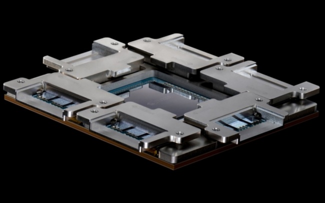 エヌビディアのCo-Packaged Optics(CPO)製品「Quantum-X」はスケールアップ向けで、半導体パッケージ同士を光でつなぐ(出所:エヌビディア)