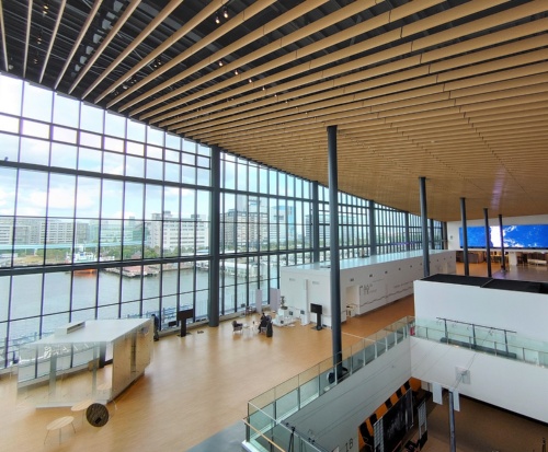3階フロアの北側。東京国際クルーズターミナルのサインが設置されているすぐ内側に、目的の展示物はあった(写真:日経クロステック)