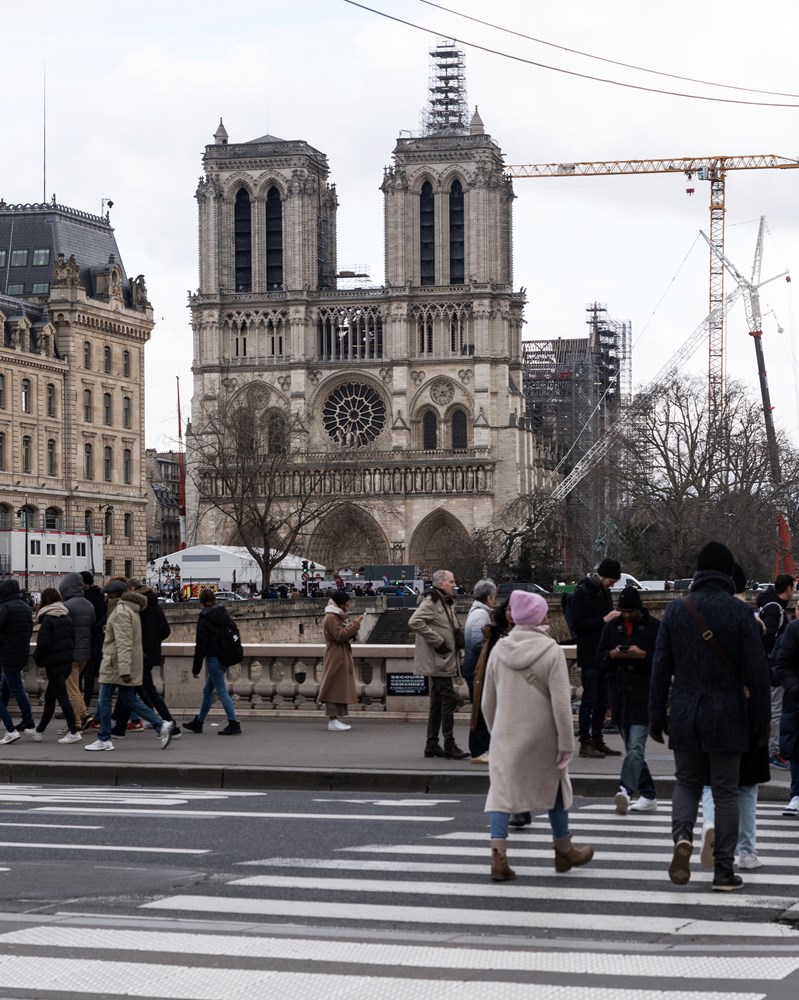 23年12月末のパリ・ノートルダム大聖堂。修復工事中のため建物内に入ることはできないが、その姿を一目見ようと今も多くの観光客が訪れている（写真：日経クロステック）
