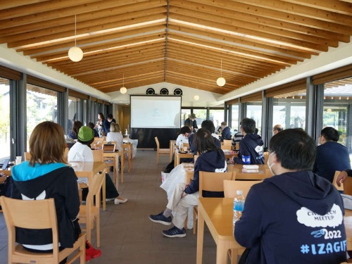 「シビックテックミートアップ2022 いざ岐阜へ」の発表風景。40人ほどが参加した