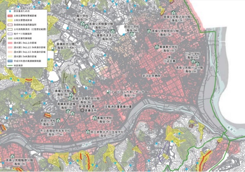 倉敷市真備・船穂地区の洪水・土砂災害ハザードマップ。赤く塗られた範囲は浸水深が5m以上になる危険性がある。2020年版(写真:倉敷市)