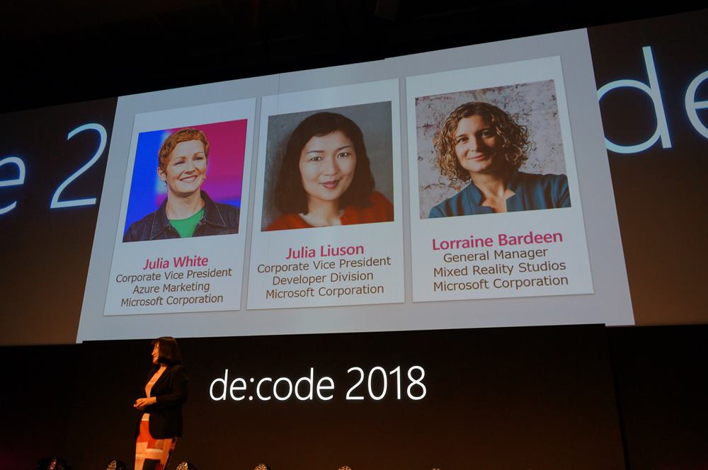日本マイクロソフトの開発者イベント「de:code 2018」で他の登壇者を紹介する、伊藤かつら執行役員常務。男性の登壇者は、平野拓也代表取締役社長だけだった