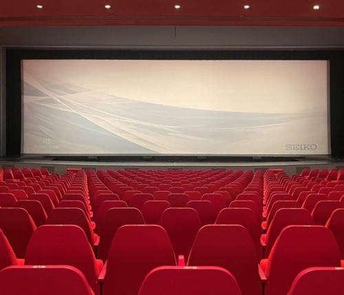 2022年2月に座席をリニューアルした東京宝塚劇場の、1階席中央ブロックの様子（写真：日経クロステック）