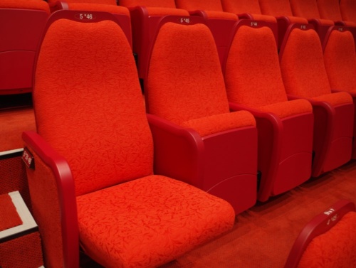 東京宝塚劇場の新座席。背もたれ部分が3次元曲面になった。タイルカーペットも貼り替えた（写真：日経クロステック）
