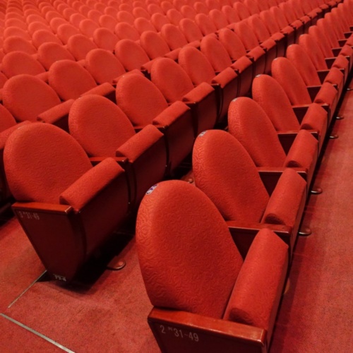 東京宝塚劇場の旧座席。背もたれ部分が真っすぐだ（写真：阪急電鉄）