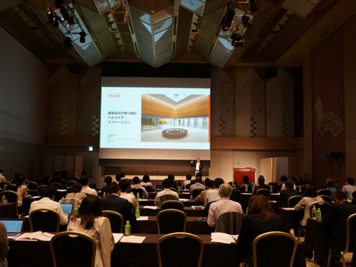 日経BPが主催したカンファレンス「テクノロジーNEXT2019」の様子。武田薬品工業の取締役ジャパンファーマビジネスユニットプレジデントの岩崎真人氏らが講演した。