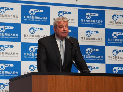 日本自動車輸入組合（JAIA）のTill Scheer（ティル・シェア）理事長。JAIAは都市部における集合住宅の充電インフラ整備を重視していると語った（写真：日経クロステック）