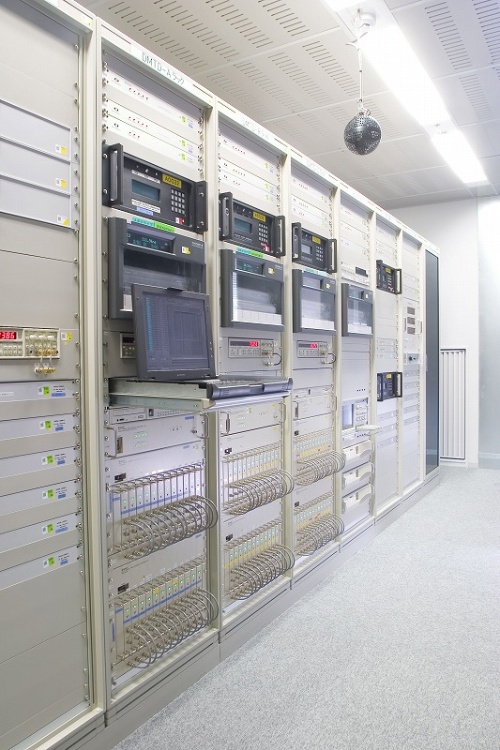 日本におけるUTCを決めている情報通信研究機構内の設備
