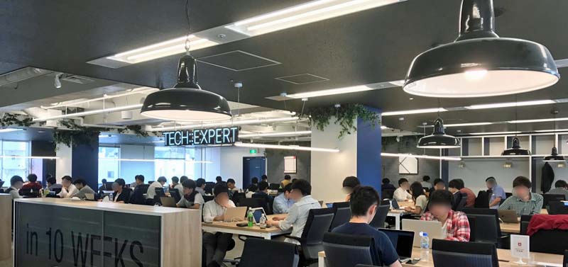 東京・渋谷にある「TECH::EXPERT」の教室。受講生がプログラミングを猛勉強している