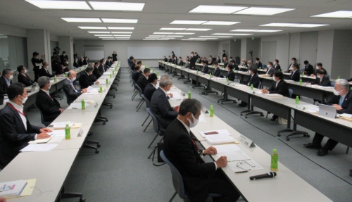 2022年5月16日に開かれた国土交通省関東地方整備局と日本建設業連合会との意見交換会の様子。技能労働者の処遇改善などもテーマに上がった（写真：日経クロステック）